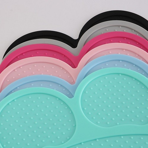 Anti slip water proof paw shape silicone pet food mat