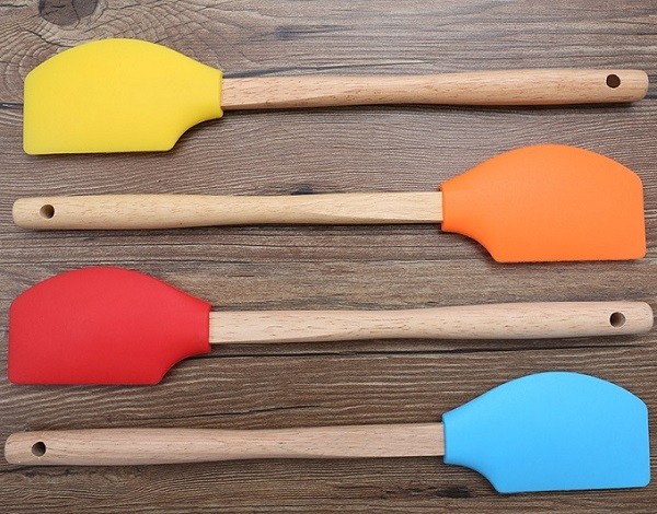 Silicone spatula with beech wood handle